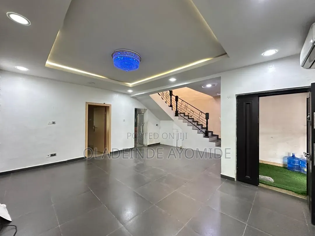 4bdrm Duplex in Chevron for sale in Chevron