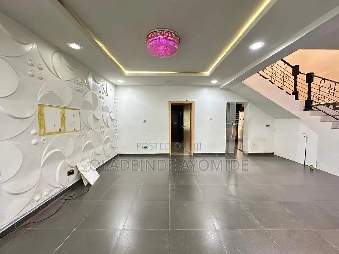 4bdrm Duplex in Chevron for sale in Chevron