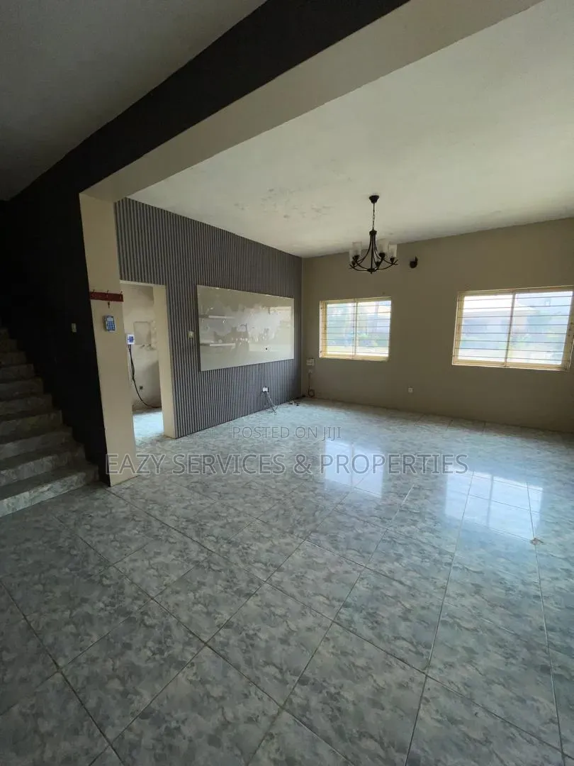 4bdrm Duplex in Gated And Secured, Chevron for rent in Chevron
