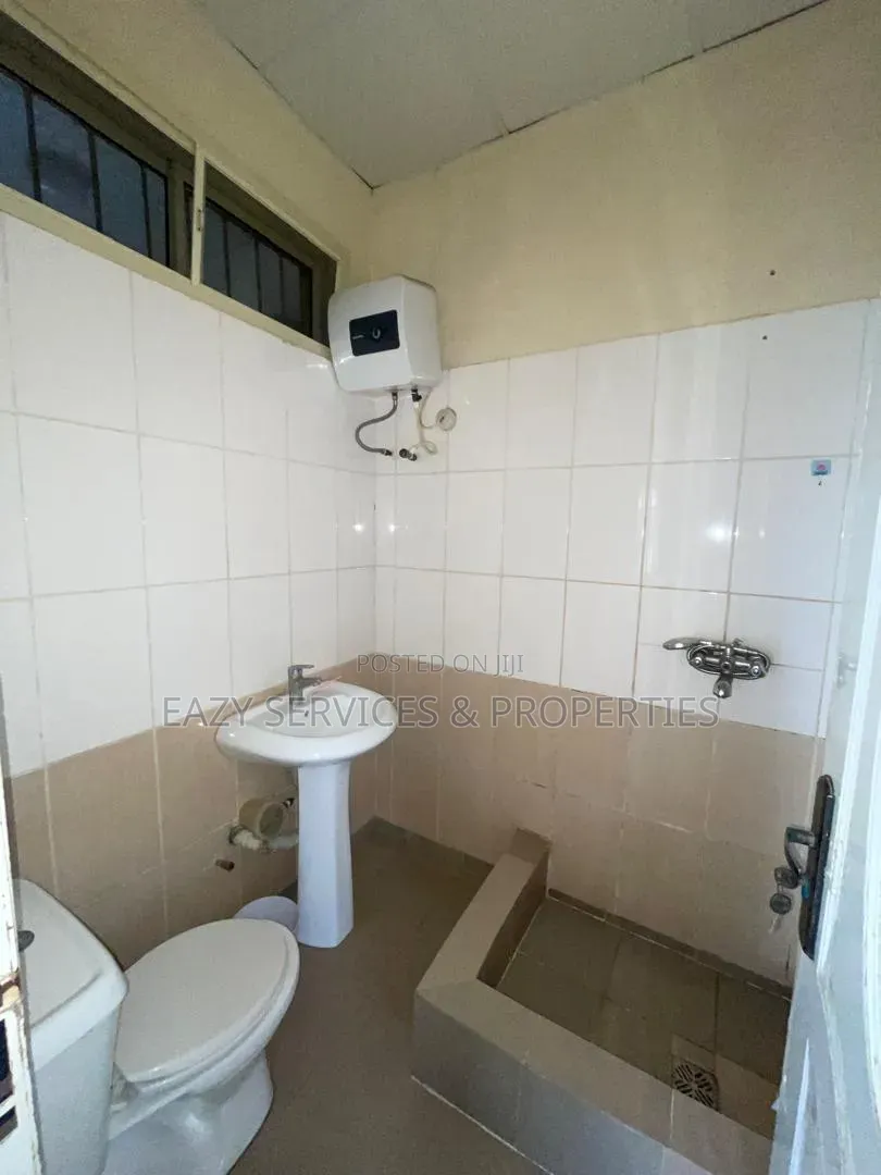 4bdrm Duplex in Gated And Secured, Chevron for rent in Chevron
