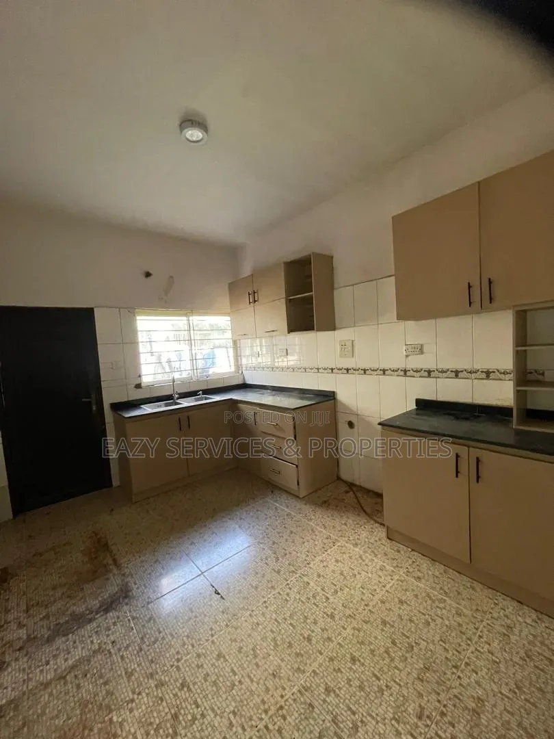 4bdrm Duplex in Gated And Secured, Chevron for rent in Chevron