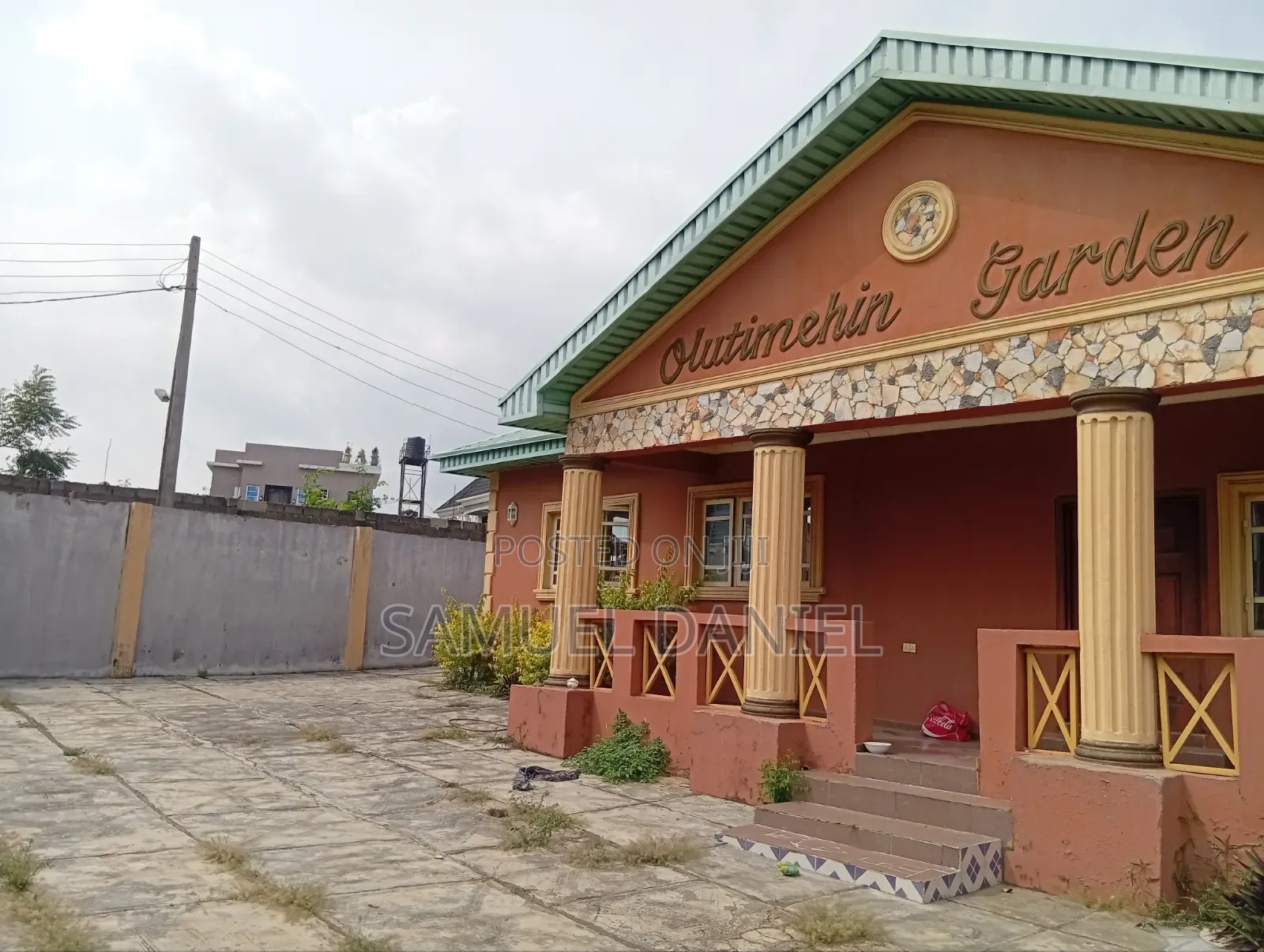 8bdrm Bungalow in Obaolaide Estate for sale in Ikorodu Garage