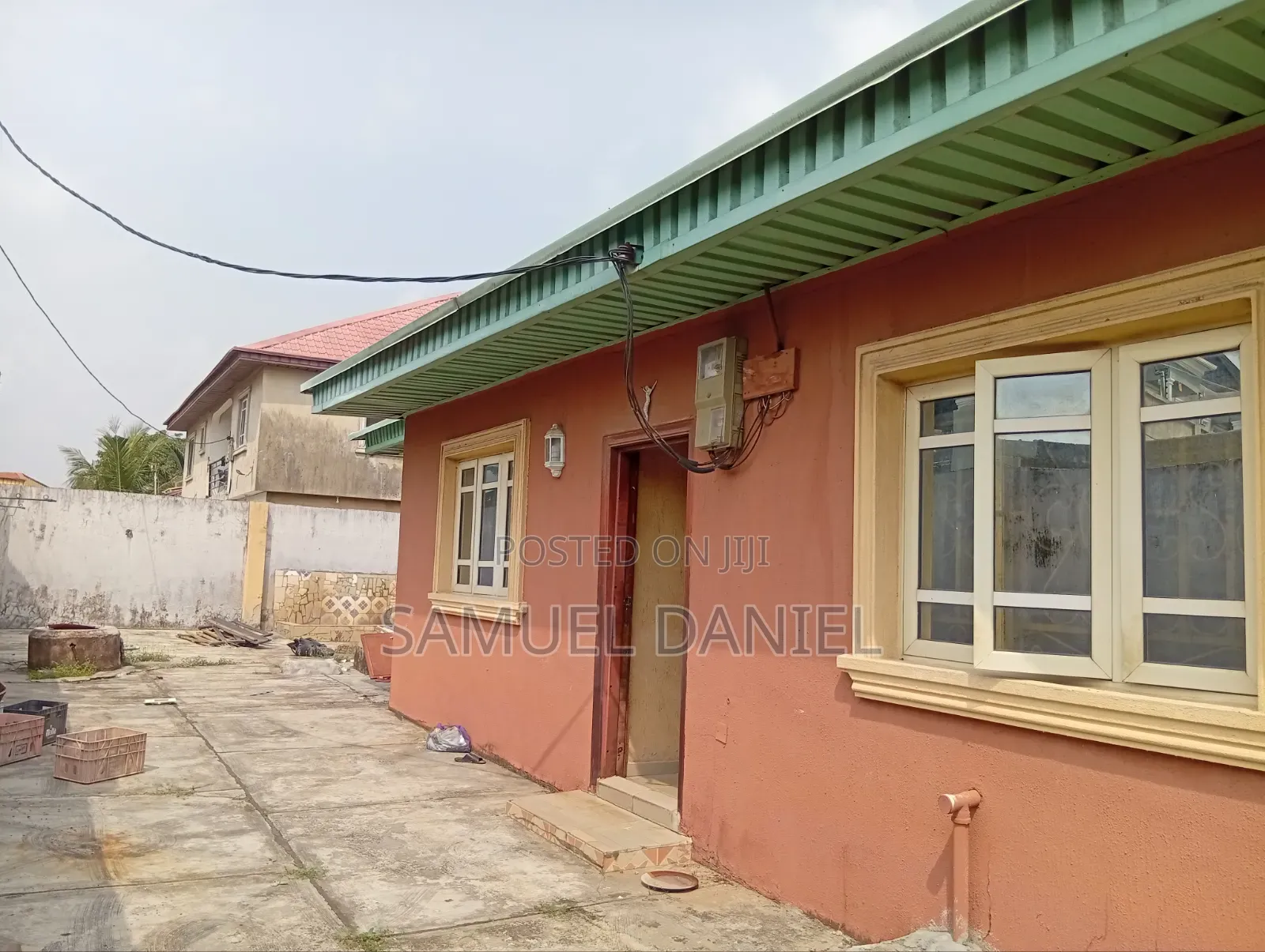 8bdrm Bungalow in Obaolaide Estate for sale in Ikorodu Garage