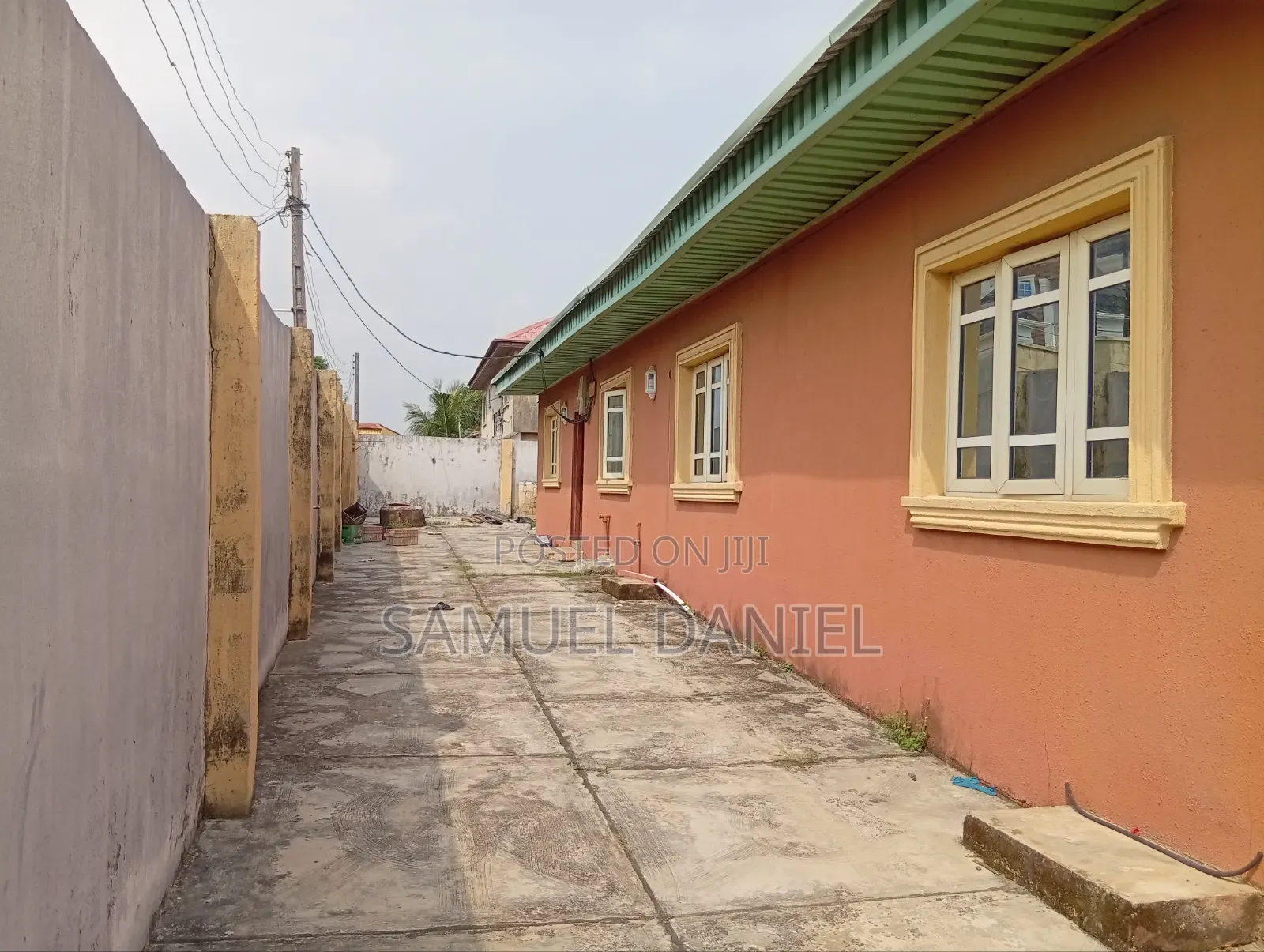 8bdrm Bungalow in Obaolaide Estate for sale in Ikorodu Garage
