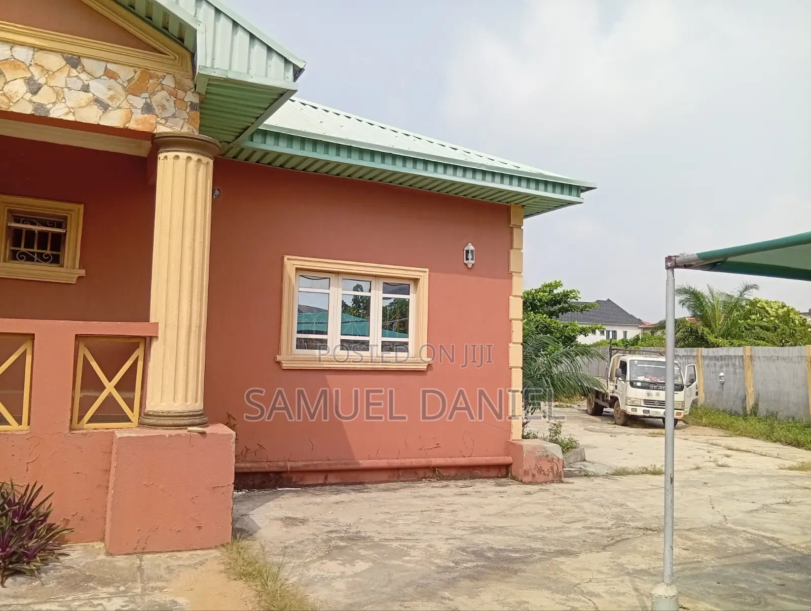 8bdrm Bungalow in Obaolaide Estate for sale in Ikorodu Garage