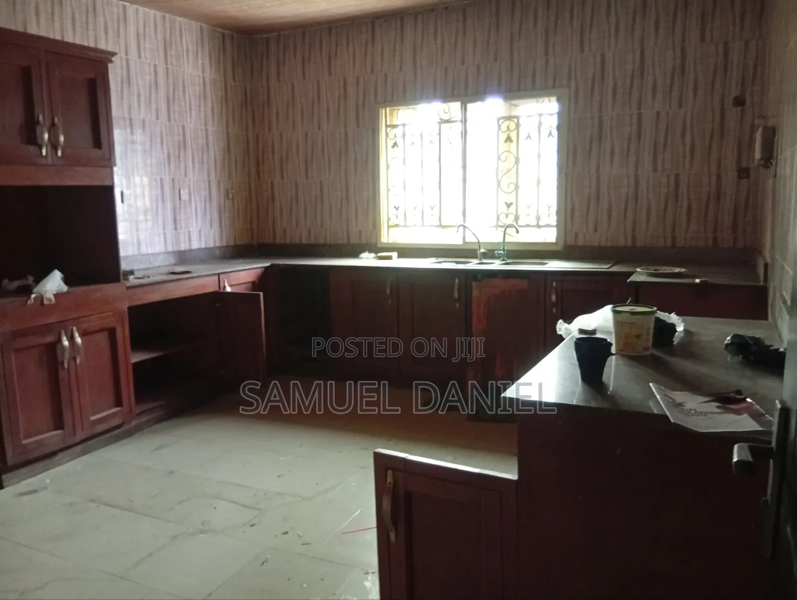 8bdrm Bungalow in Obaolaide Estate for sale in Ikorodu Garage