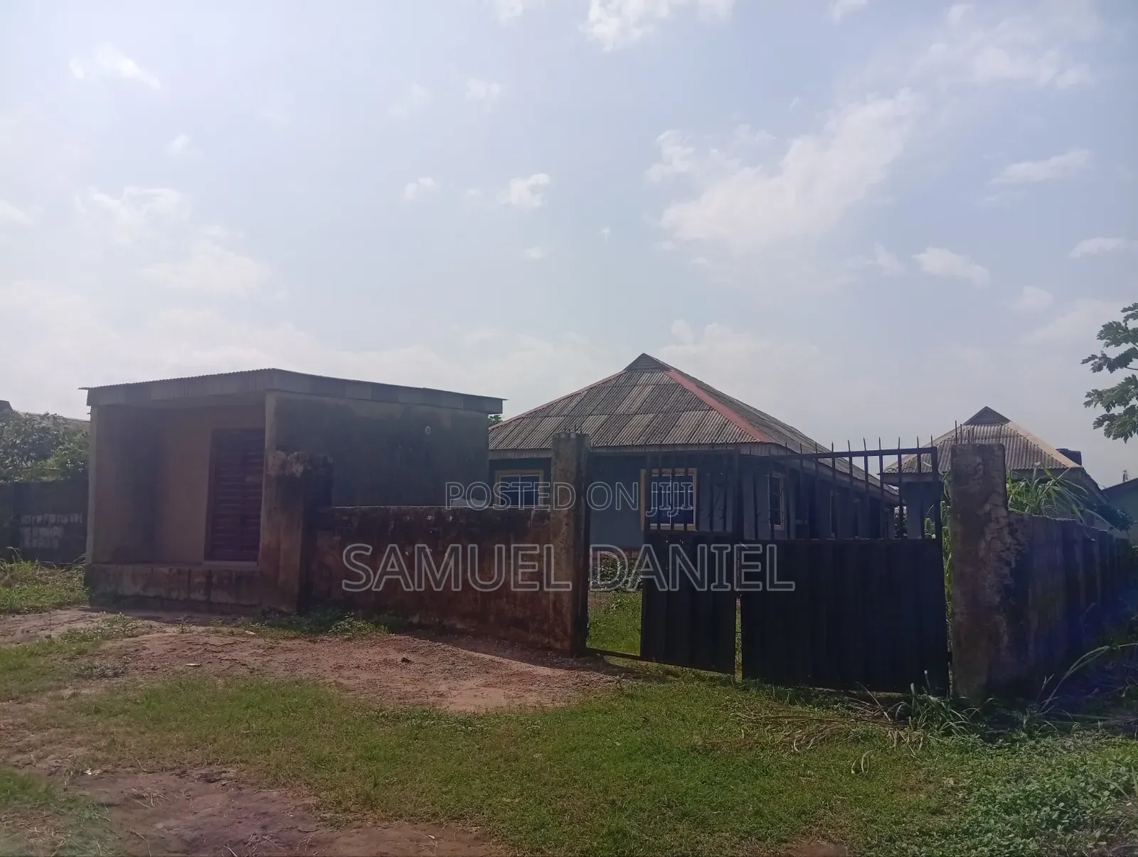 1bdrm Bungalow in Teachers Estate, Ikorodu Garage for sale in Ikorodu Garage