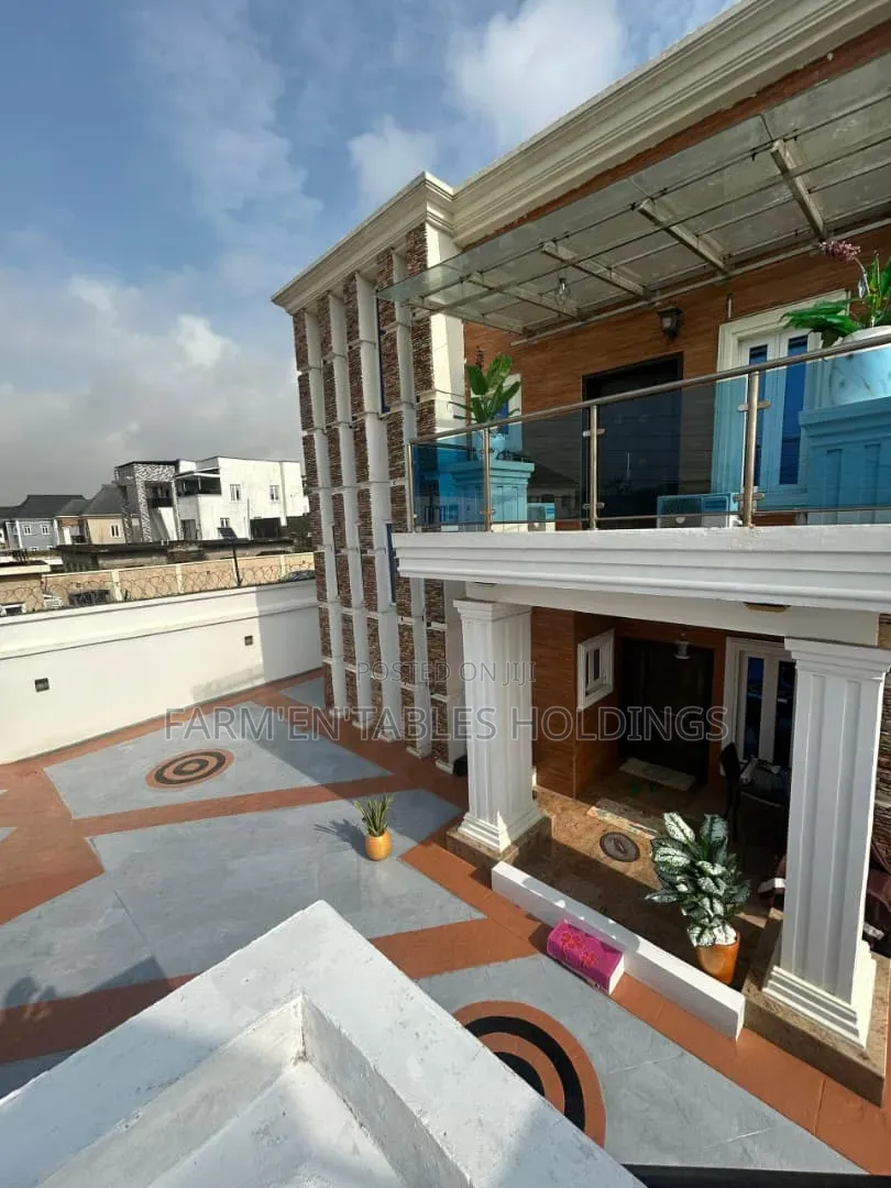 8bdrm Duplex in Oshorun Heritage for sale in Isheri North