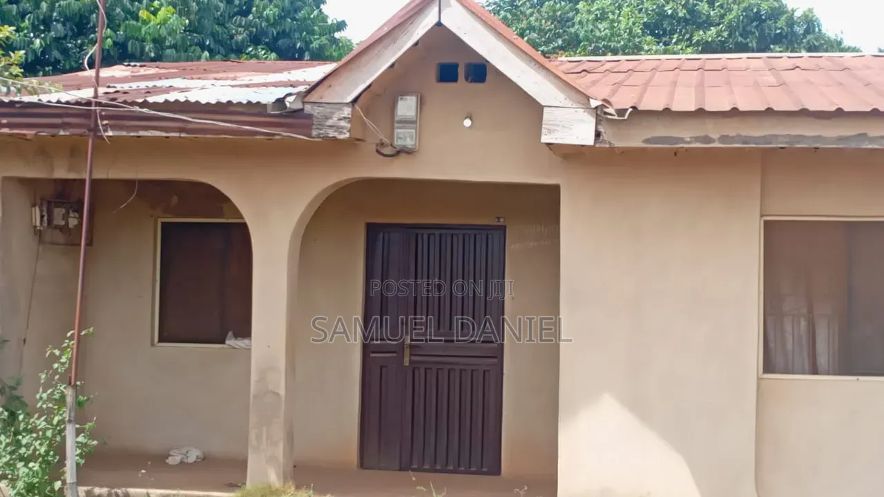 4bdrm Bungalow in Lucky Fibre Estate, Ikorodu Garage for sale in Ikorodu Garage