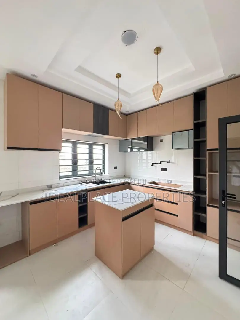 6bdrm Duplex in Surulere for sale in Surulere