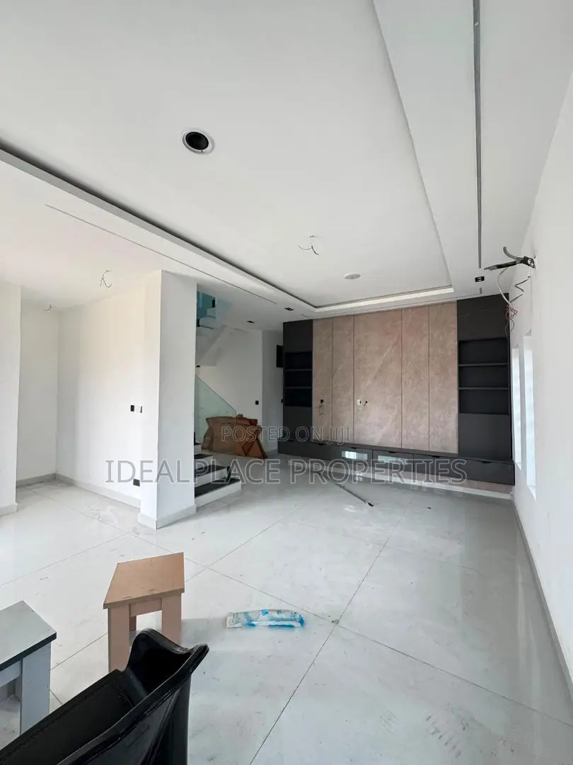 6bdrm Duplex in Surulere for sale in Surulere