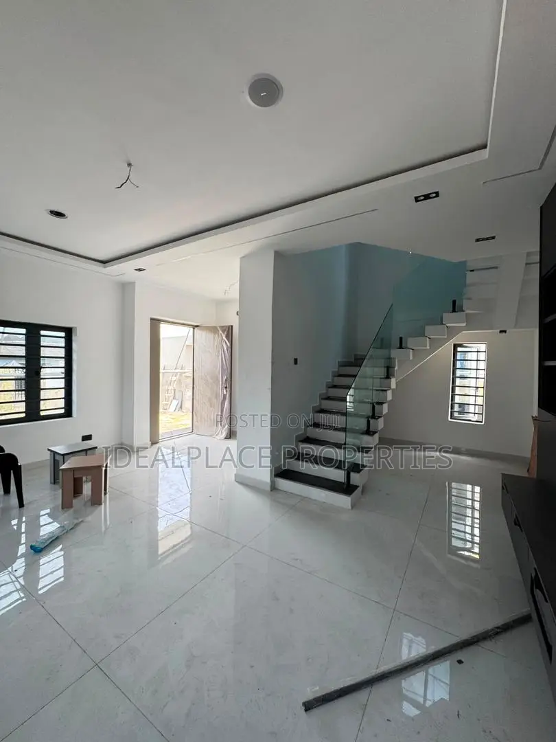 6bdrm Duplex in Surulere for sale in Surulere