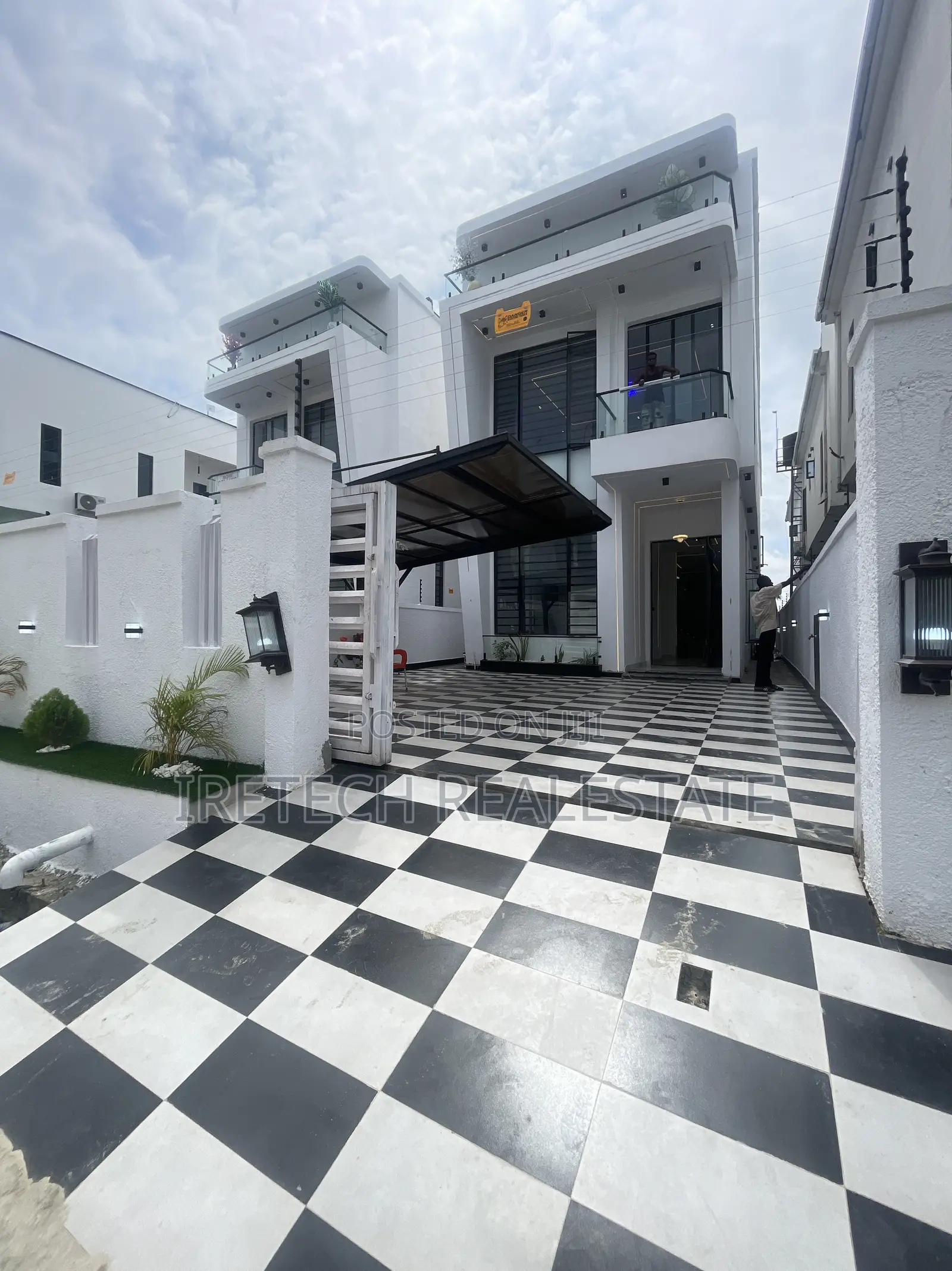 5bdrm Duplex in In A Gated Estate, Off Lekki-Epe Expressway for sale in Off Lekki-Epe Expressway