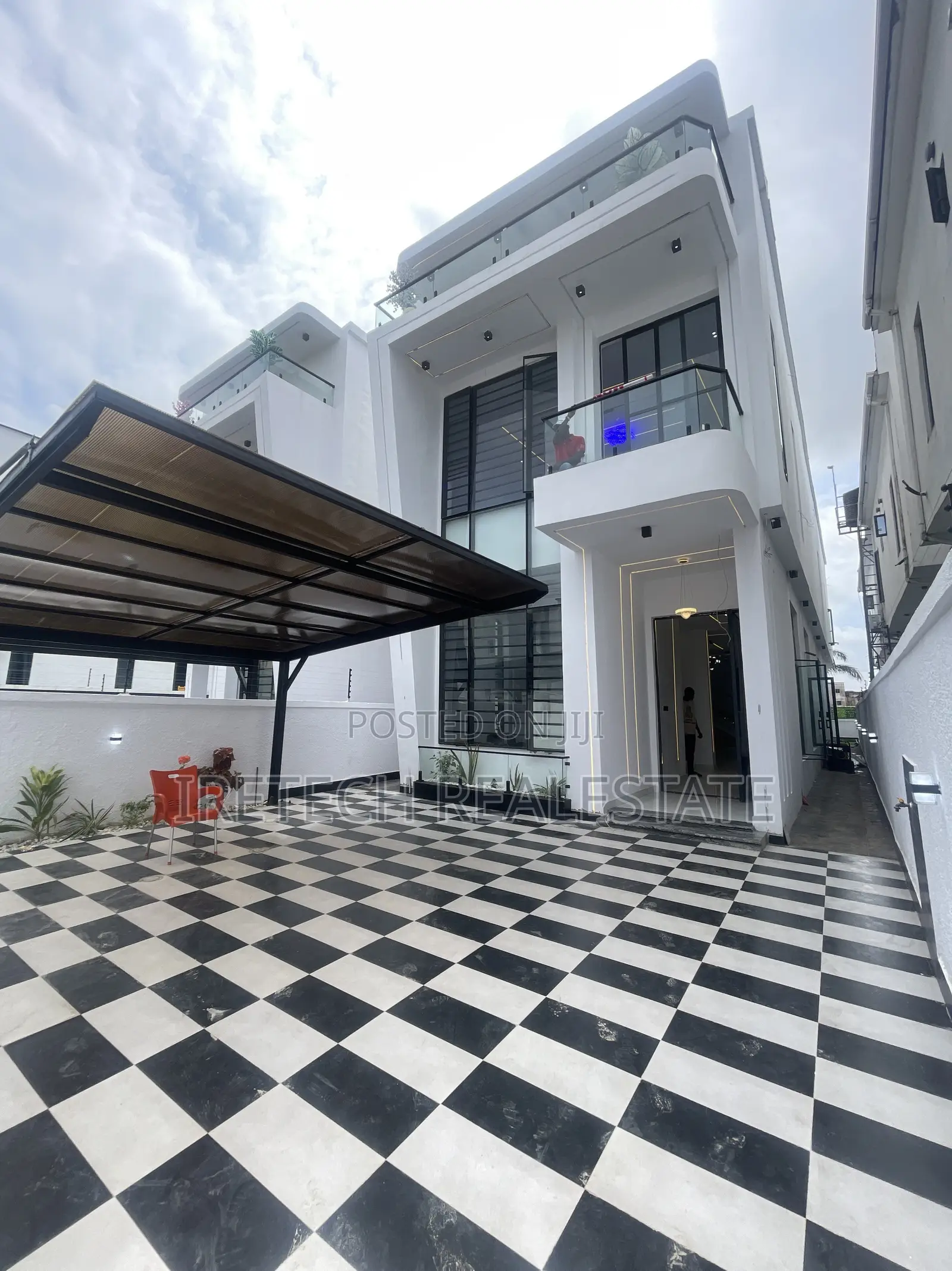 5bdrm Duplex in In A Gated Estate, Off Lekki-Epe Expressway for sale in Off Lekki-Epe Expressway