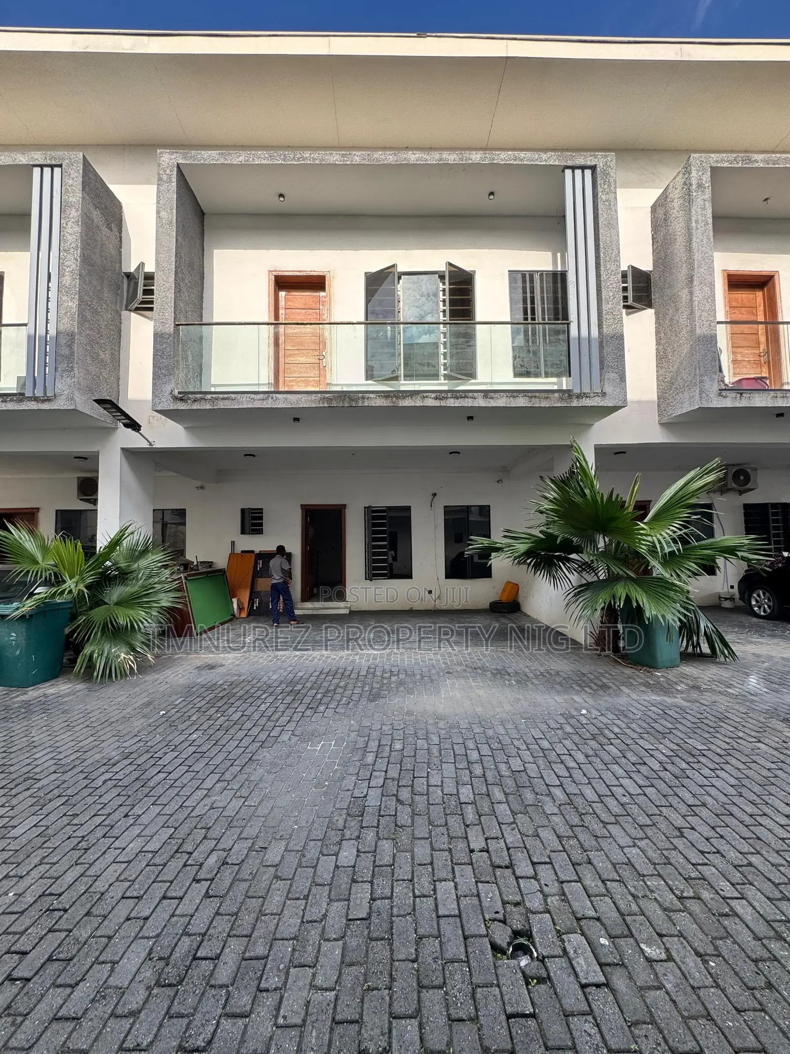 4bdrm Duplex in Chevron for rent in Chevron