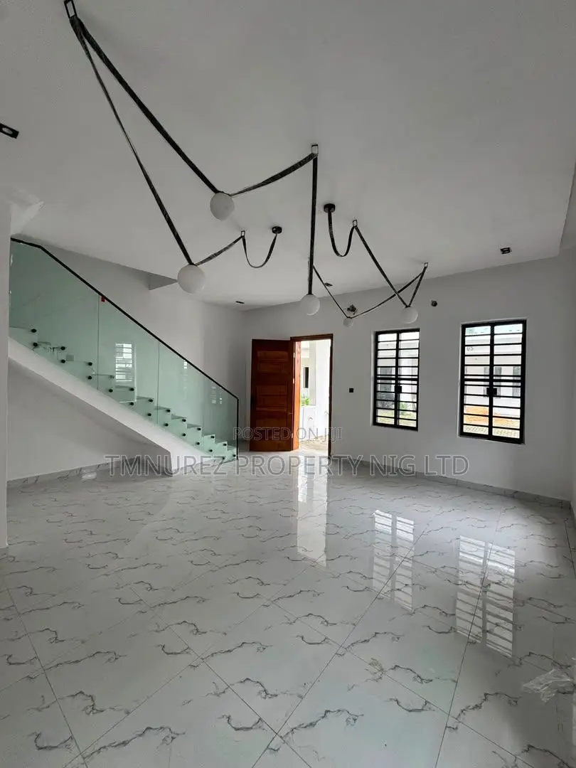 4bdrm Duplex in Chevron for rent in Chevron