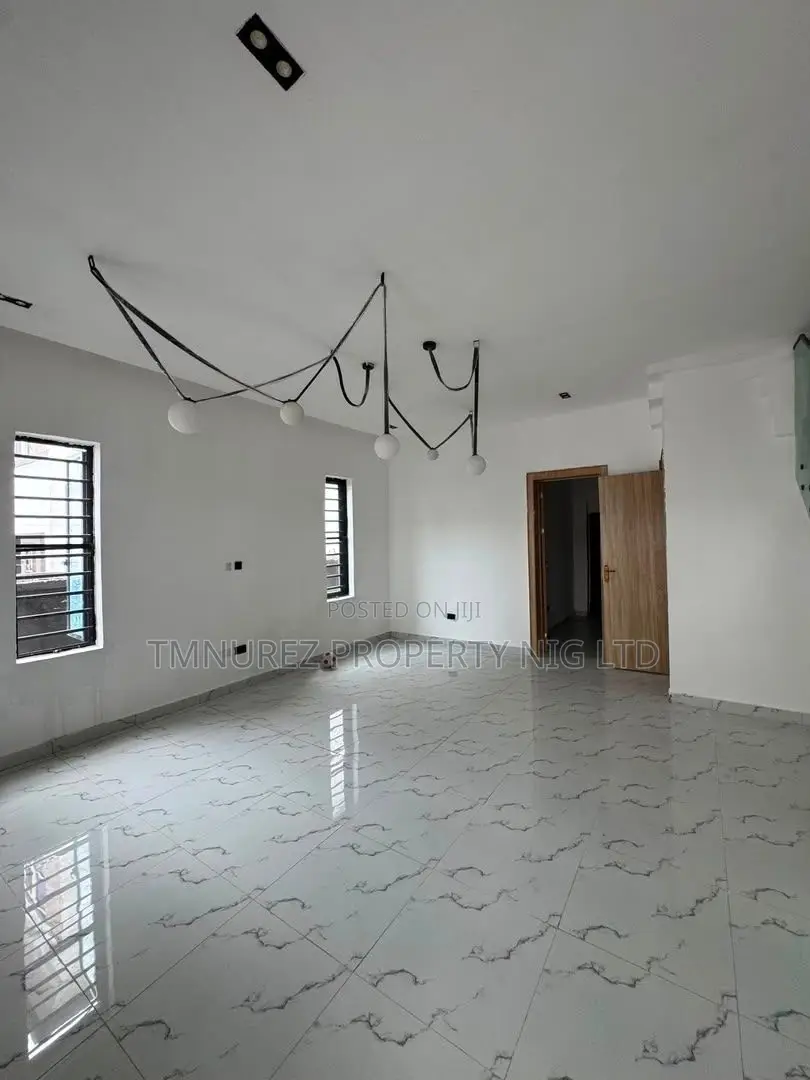 4bdrm Duplex in Chevron for rent in Chevron