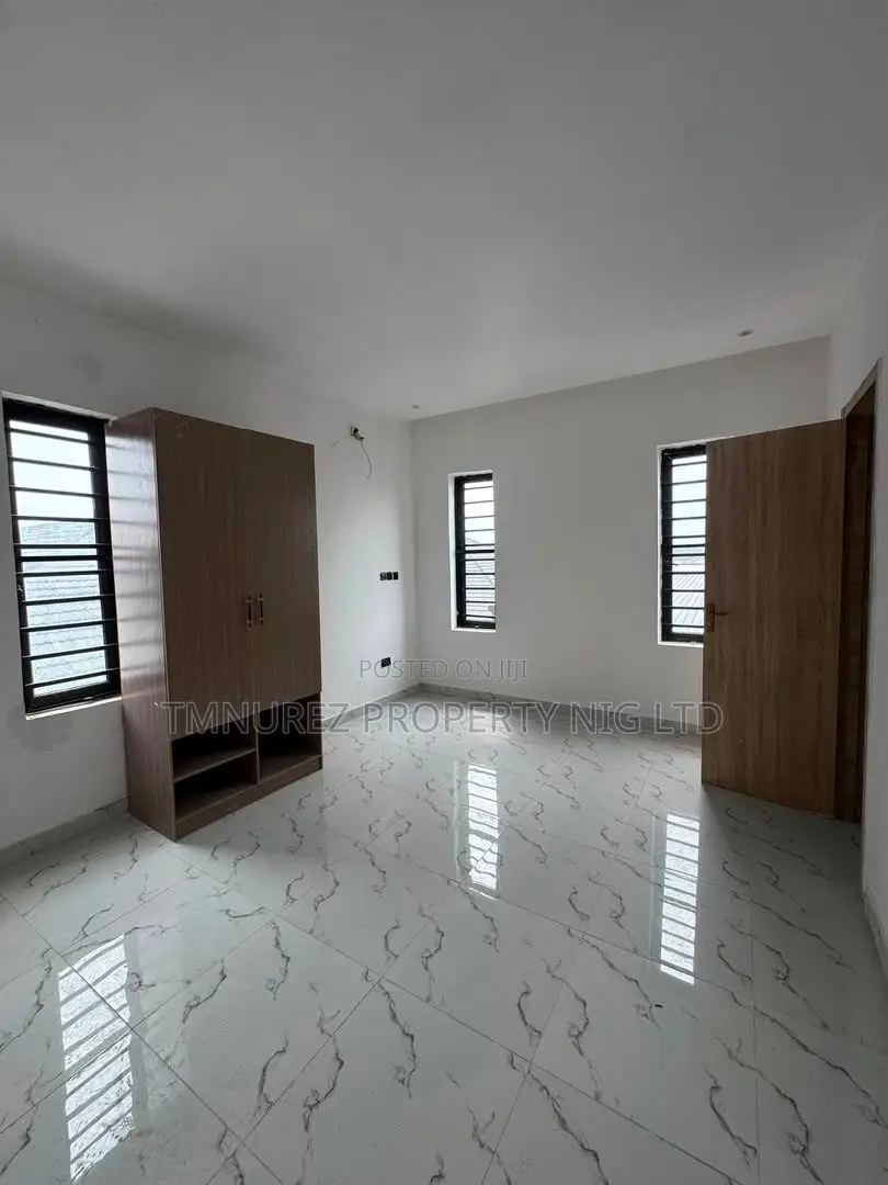4bdrm Duplex in Chevron for rent in Chevron