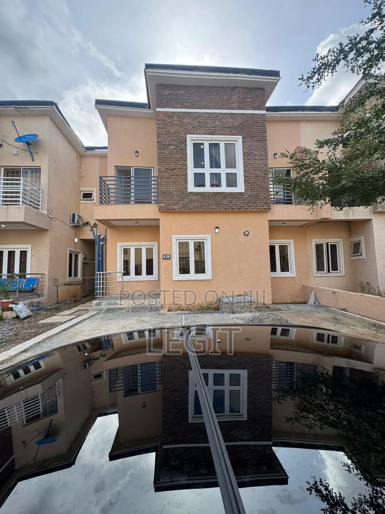 4bdrm Duplex in Apo District for sale in Apo District
