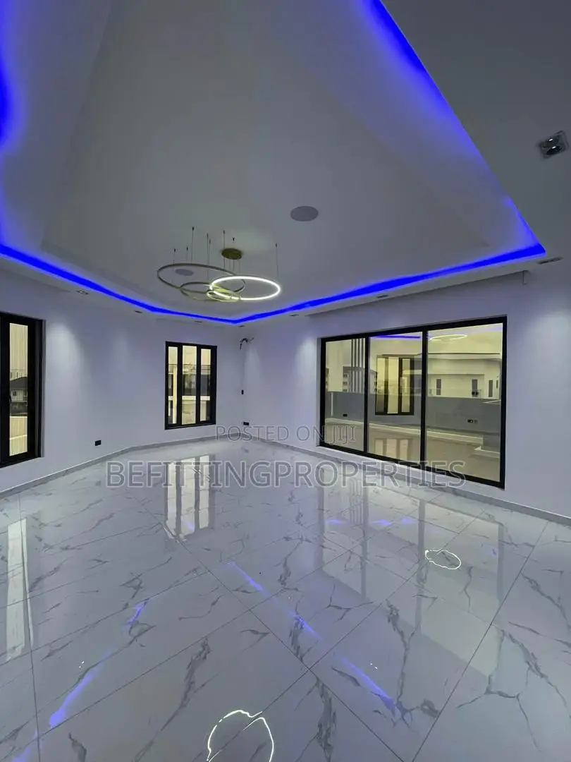 7bdrm Duplex in Lekki for sale in Lekki