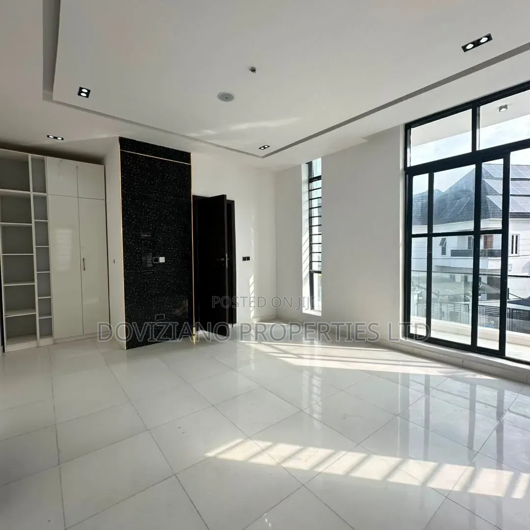 5bdrm Duplex in Ikota for sale in Ikota