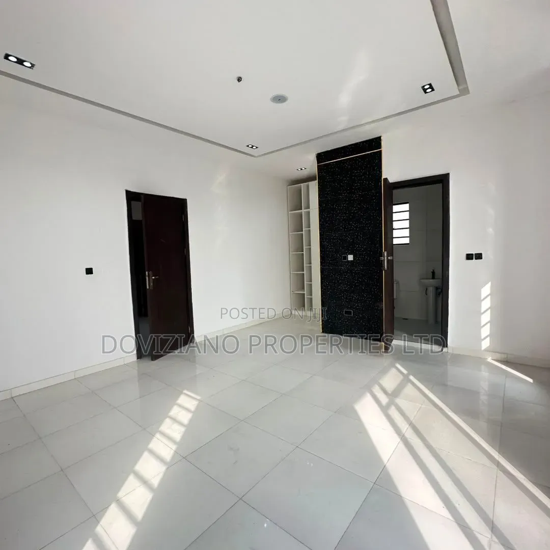 5bdrm Duplex in Ikota for sale in Ikota