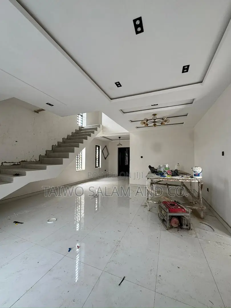 4bdrm Duplex in Alalubosa for sale in Alalubosa