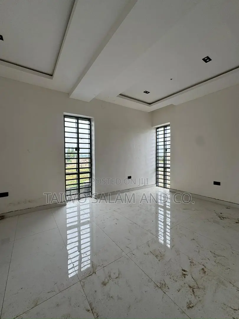 4bdrm Duplex in Alalubosa for sale in Alalubosa