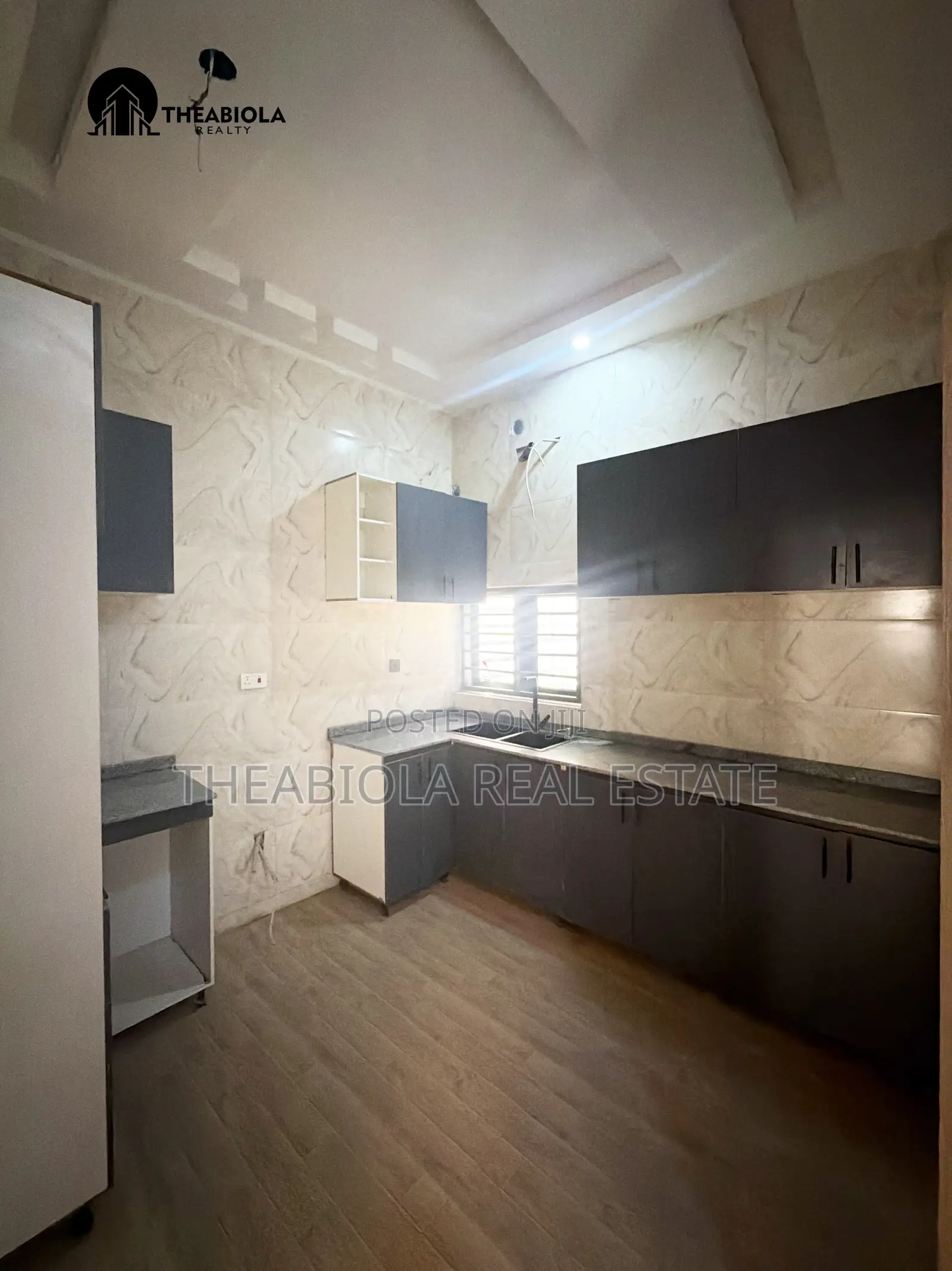 5bdrm Townhouse/Terrace in Lifecamp, Abuja for sale in Life Camp