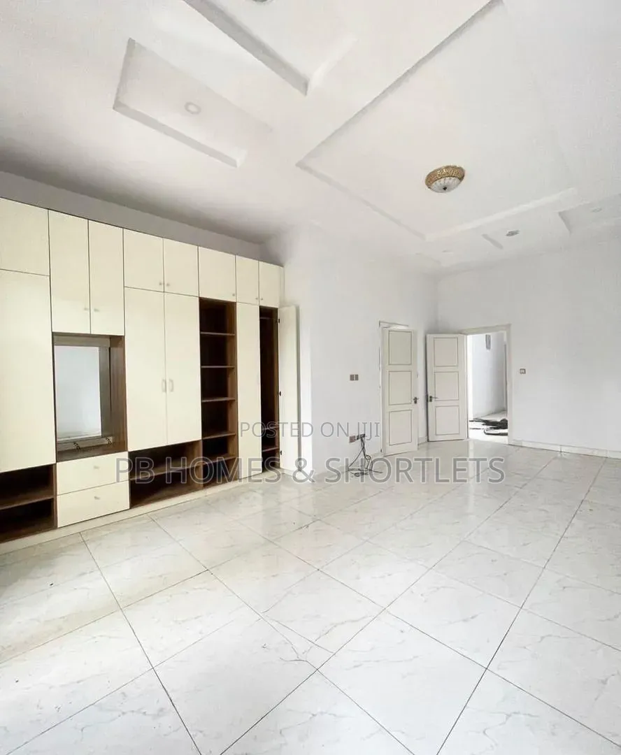 4bdrm Duplex in Chevron for rent in Chevron