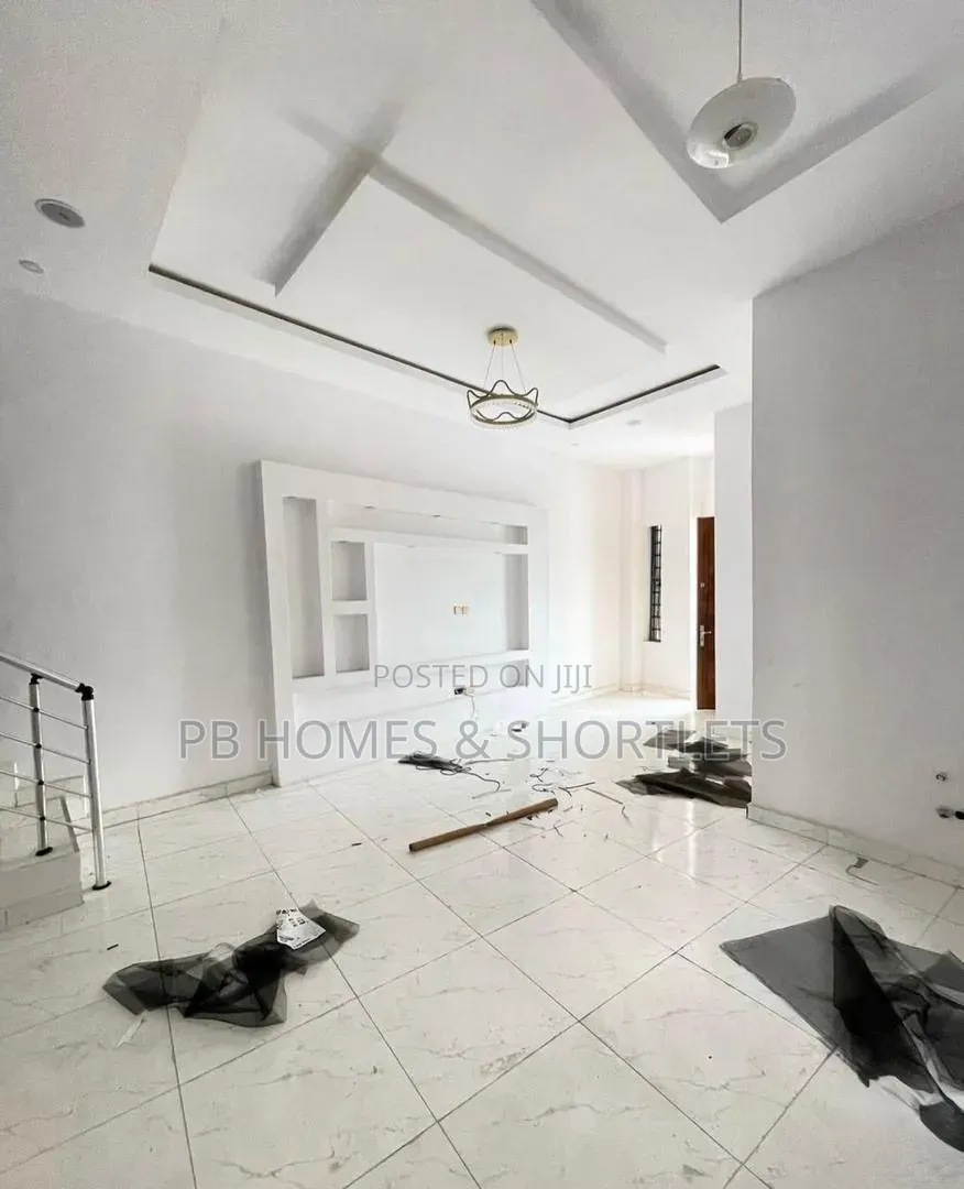 4bdrm Duplex in Chevron for rent in Chevron
