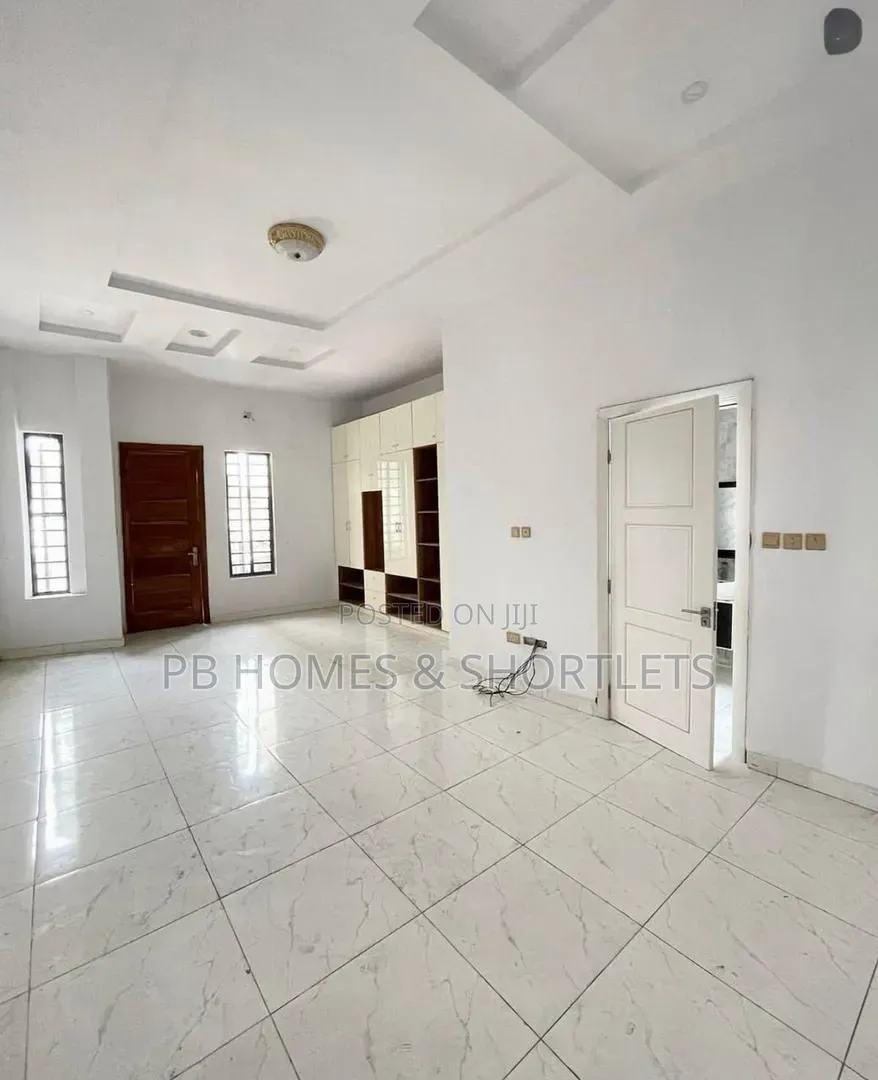 4bdrm Duplex in Chevron for rent in Chevron