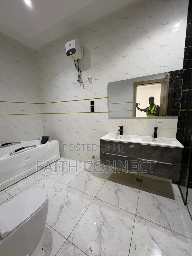 4bdrm Duplex in Ologola, Ologolo for sale in Ologolo