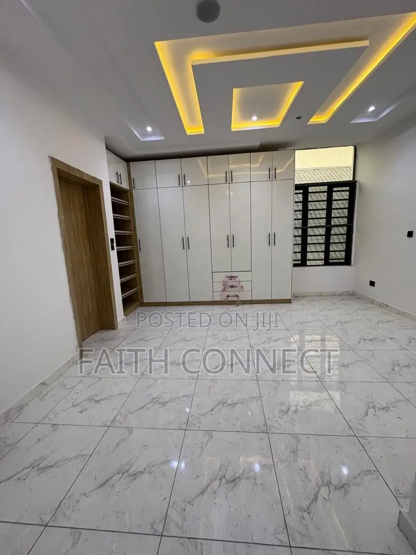4bdrm Duplex in Ologola, Ologolo for sale in Ologolo