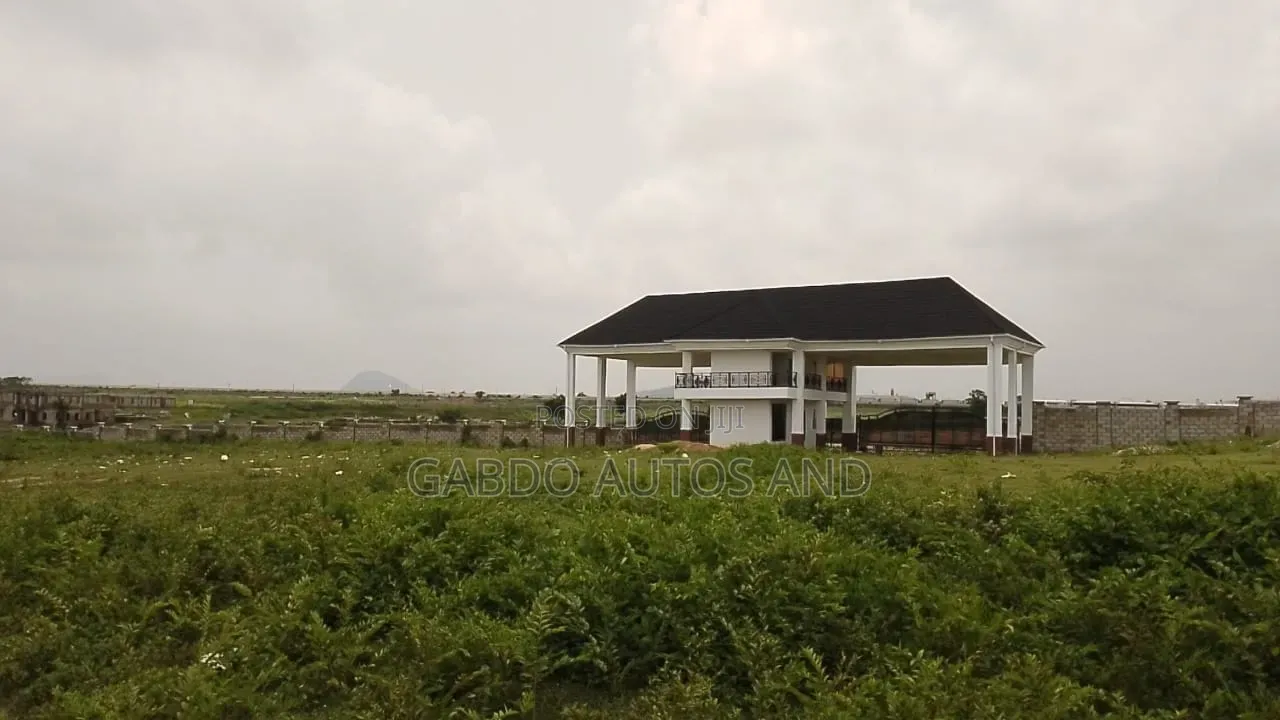 Rail View Residence in Idu