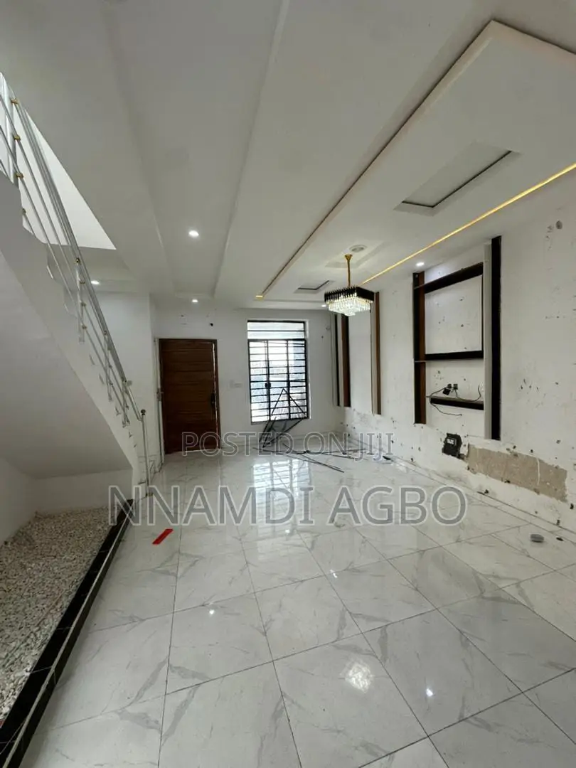 3bdrm Duplex in Ikota for rent in Ikota