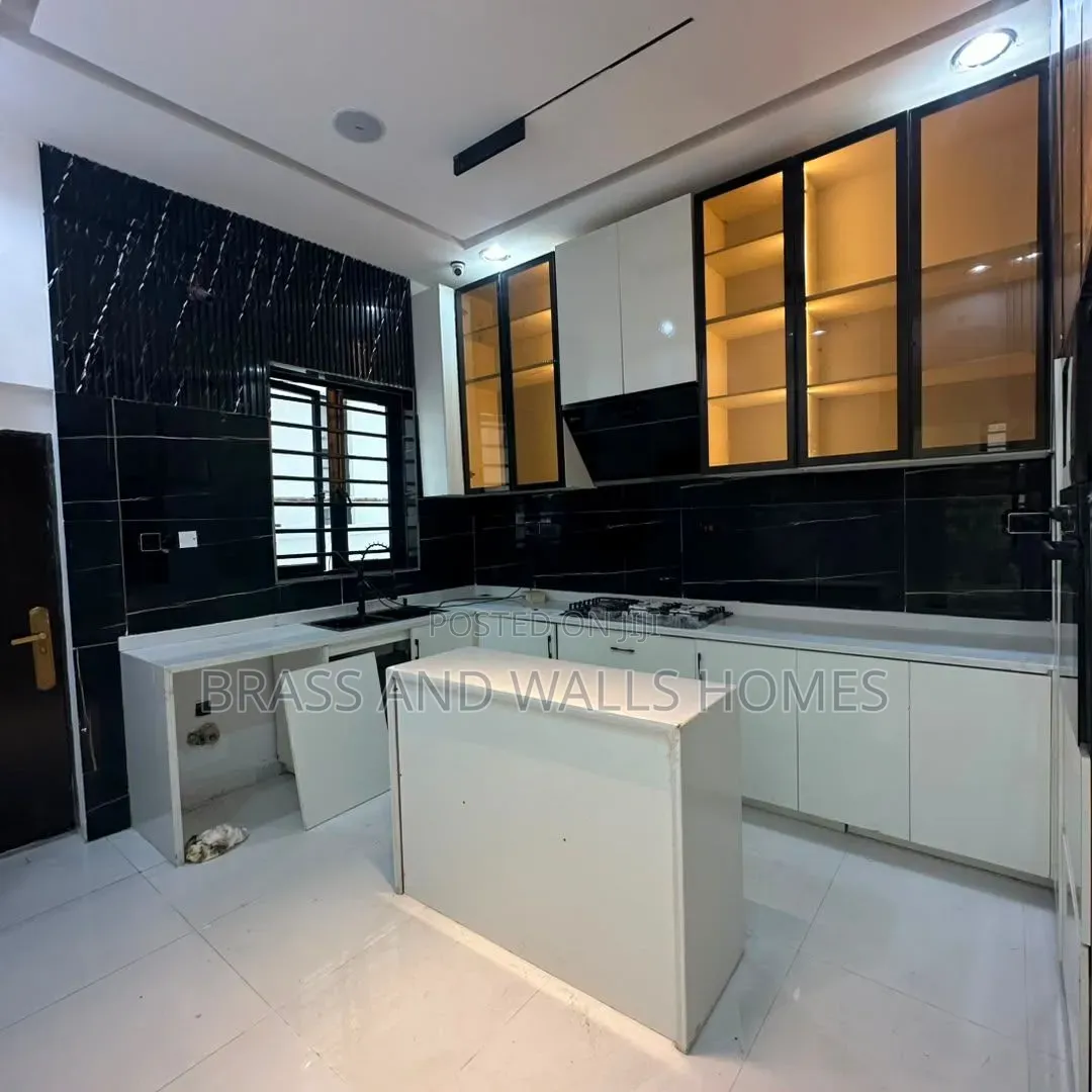 Furnished 5bdrm Duplex in Chevron for sale in Chevron