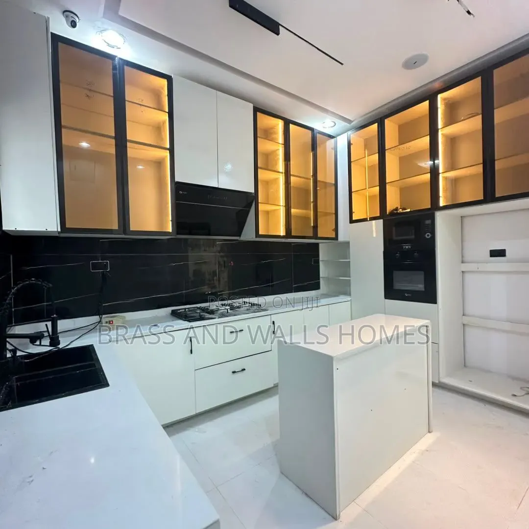 Furnished 5bdrm Duplex in Chevron for sale in Chevron