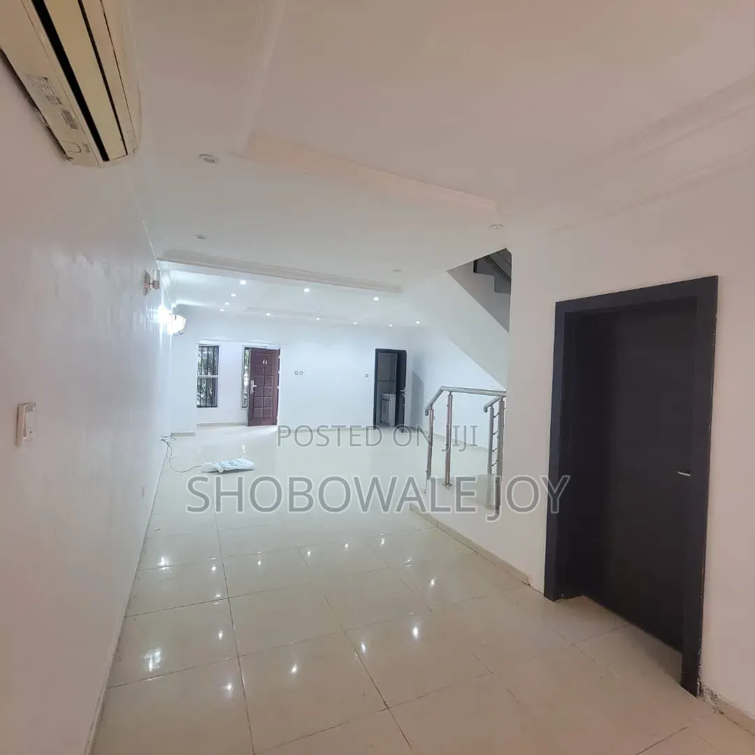 5bdrm Duplex in Off Nnpc Road,Osapa for rent in Osapa london