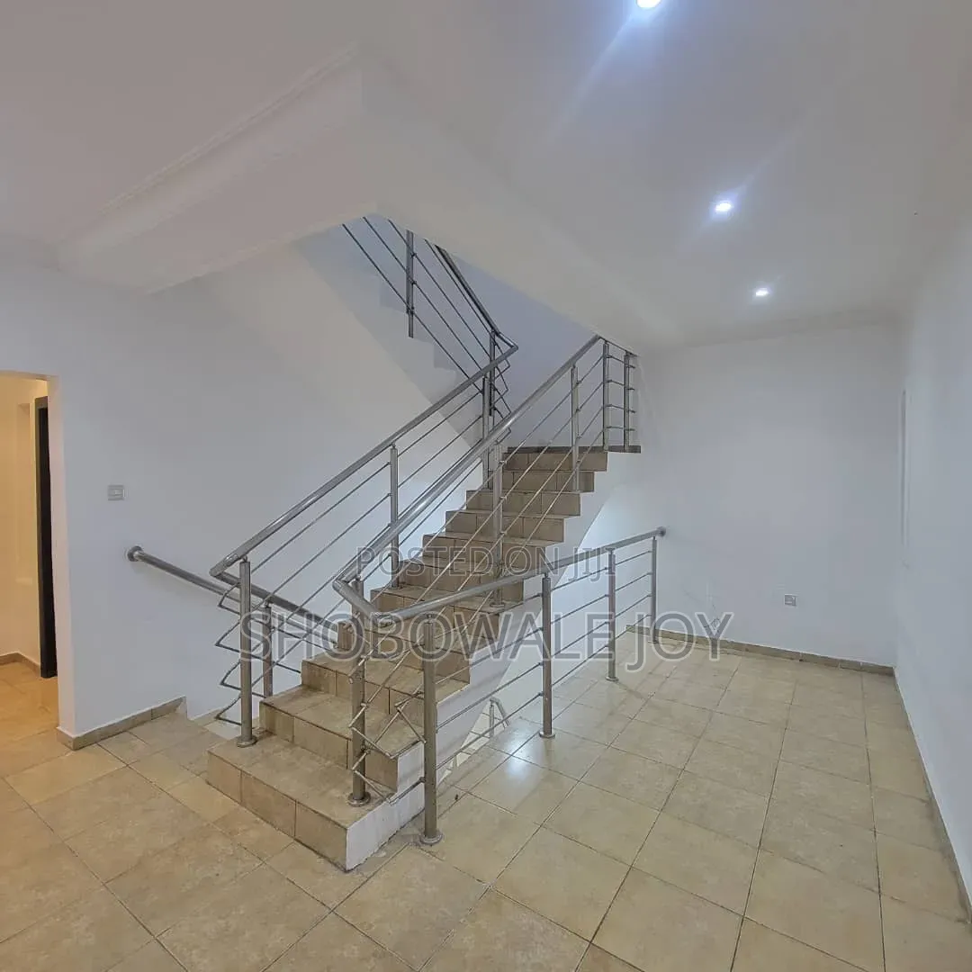 5bdrm Duplex in Off Nnpc Road,Osapa for rent in Osapa london