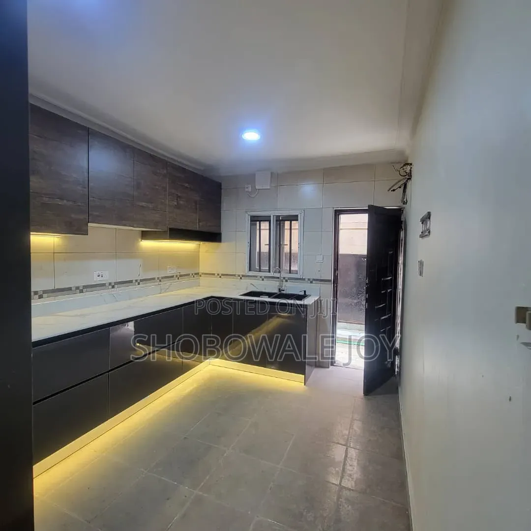5bdrm Duplex in Off Nnpc Road,Osapa for rent in Osapa london