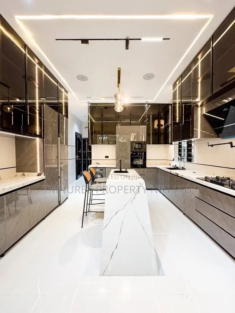5bdrm Duplex in Chevron for sale in Chevron