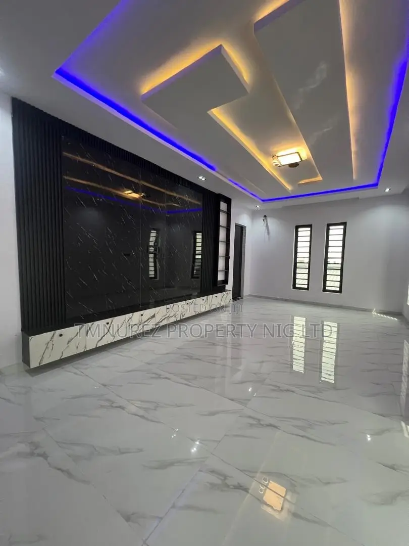 5bdrm Duplex in Ikota for sale in Ikota