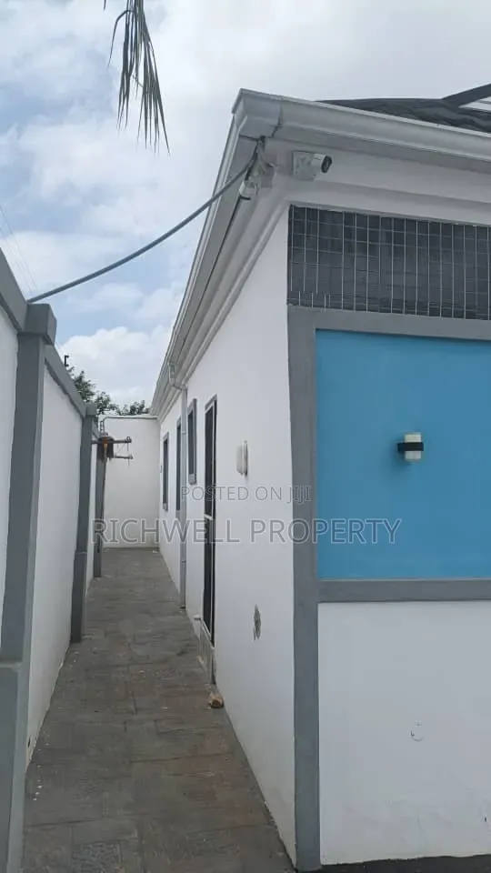 3bdrm Bungalow in Adegboyega Close,, Akala Express for sale in Akala Express