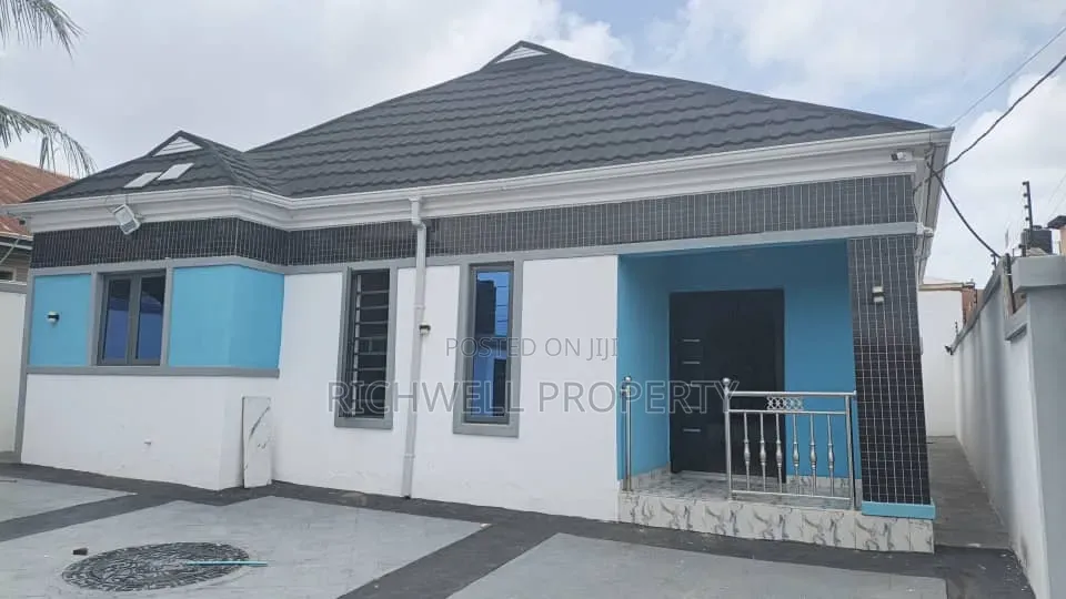 3bdrm Bungalow in Adegboyega Close,, Akala Express for sale in Akala Express
