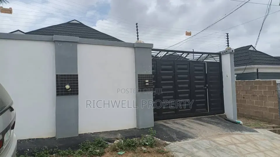 3bdrm Bungalow in Adegboyega Close,, Akala Express for sale in Akala Express
