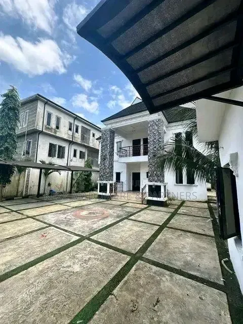 5bdrm Duplex in New Airport Rd, By for sale in New Layout
