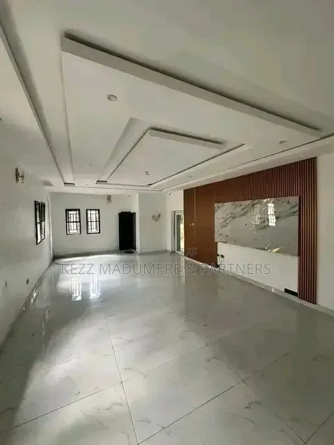 5bdrm Duplex in New Airport Rd, By for sale in New Layout