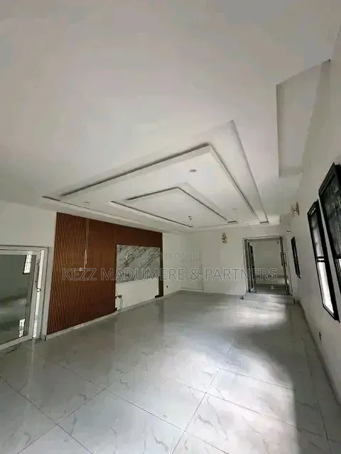 5bdrm Duplex in New Airport Rd, By for sale in New Layout
