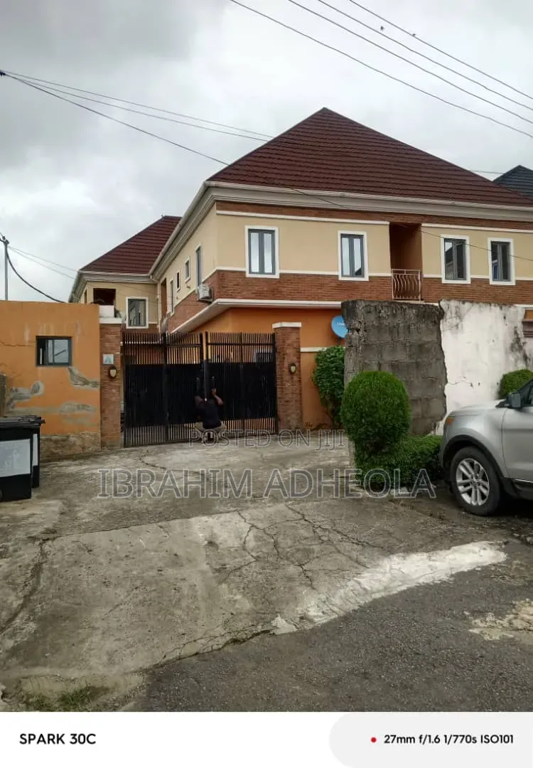 3bdrm Block of Flats in Omole Phase 2 for sale in Omole Phase 2